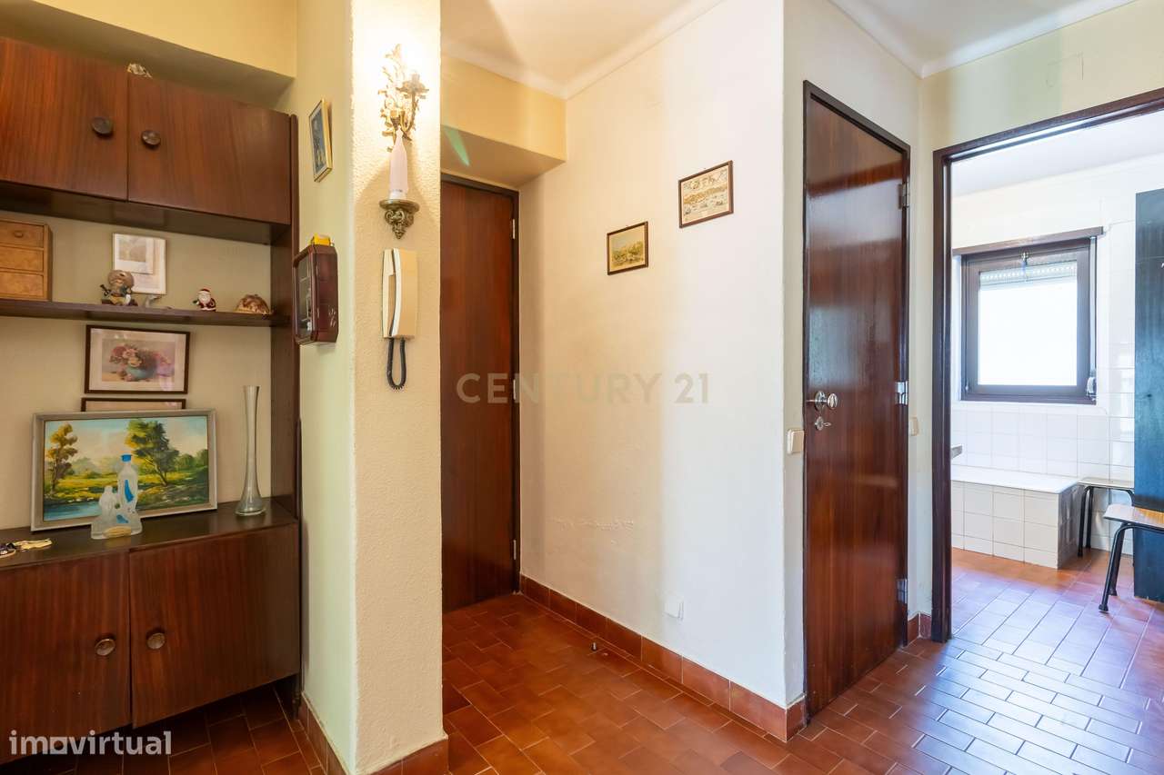 T1 em Caselas com varanda e vista desafogada – Excelente oportunidade-16