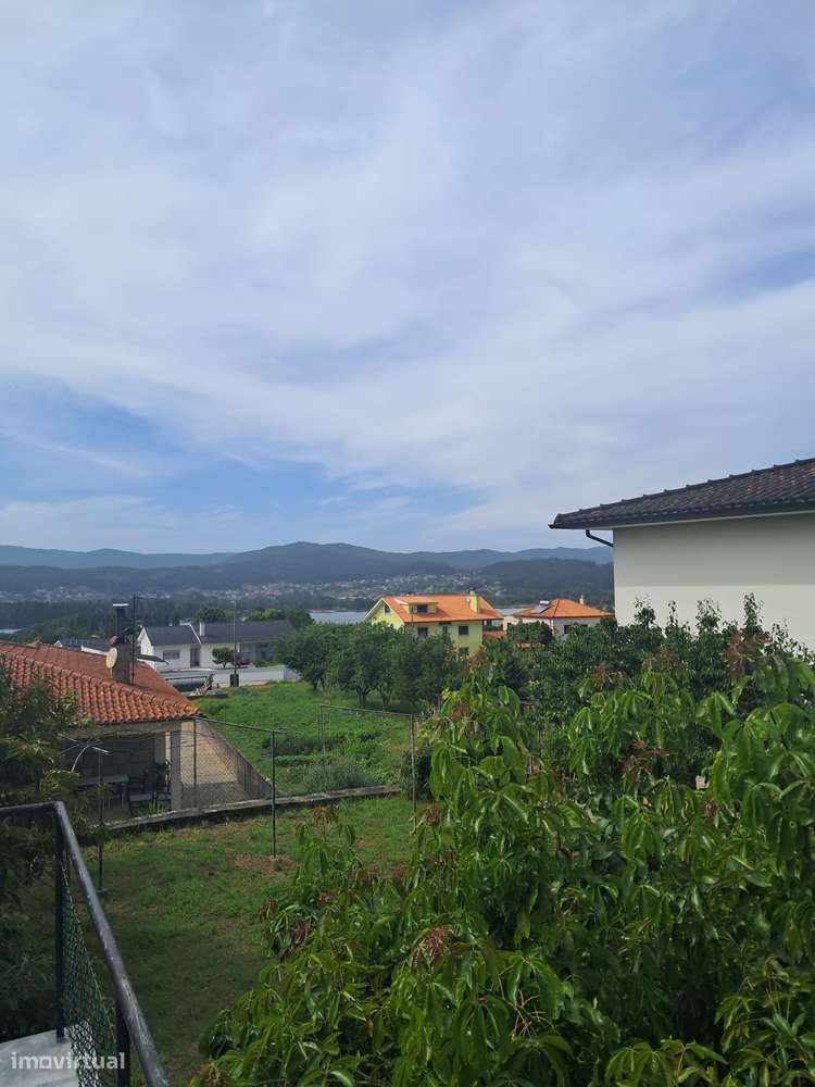 Moradia T3 com logradouro e vista rio-Caminha-18