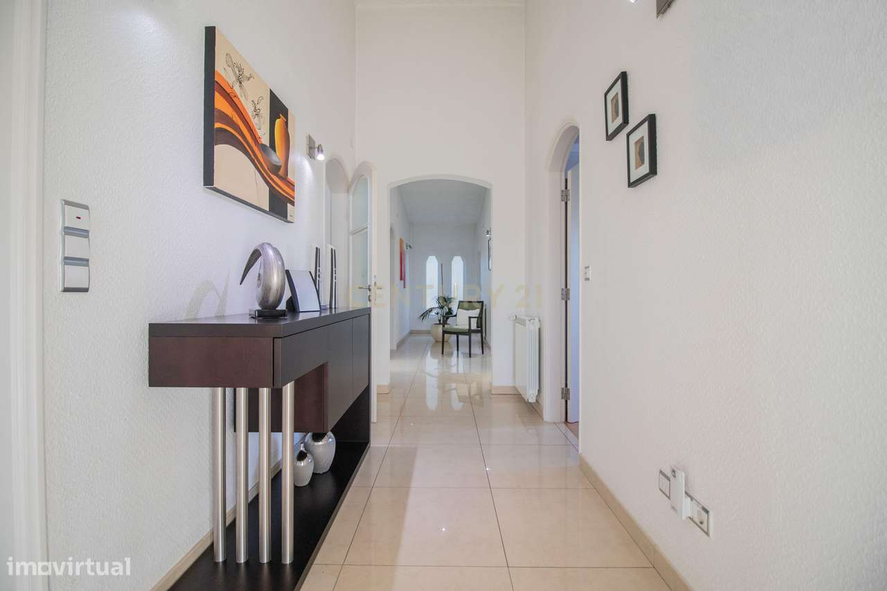 Moradia com piscina, terreno e anexos em Vieira de Leiria e a 2km da p-58