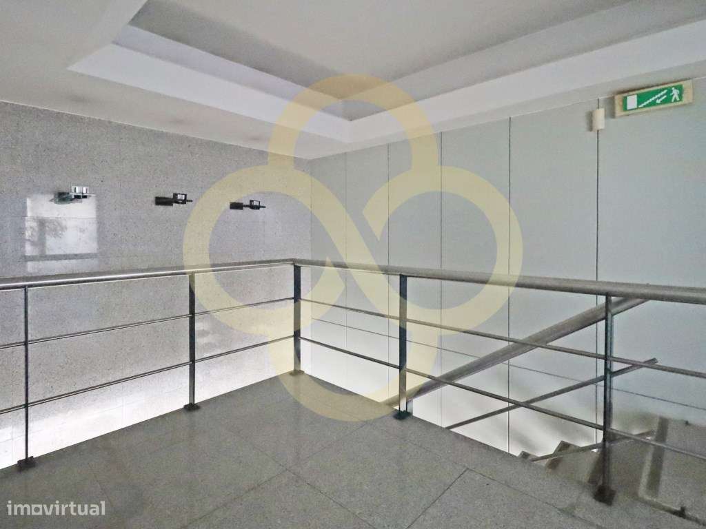 Loja na Reboleira em frente a estação CP com 2 pisos Amadora - Grande imagem: 4/21