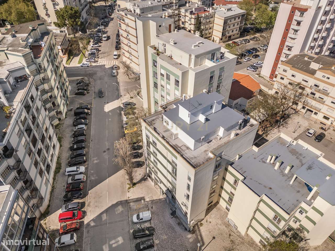 Espaçoso Apartamento T3 Totalmente Renovado em prédio com elevador no-1