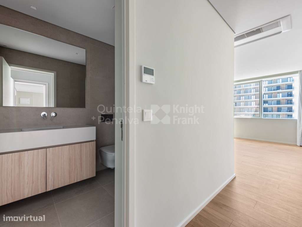 Apartamento T2 com terraço e garagem entre Monsanto e Miraflores-12