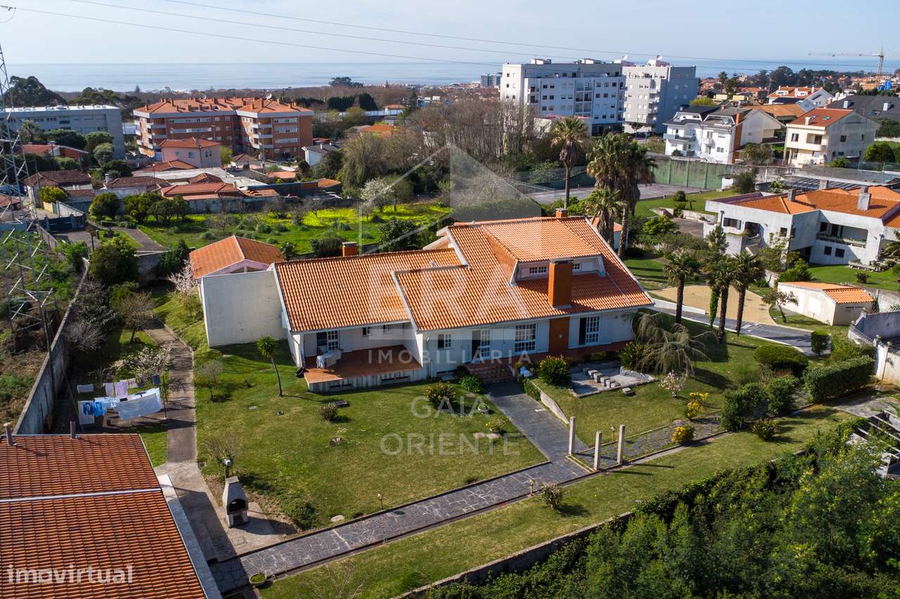 Moradia T8 com jardim e piscinas em Miramar-5