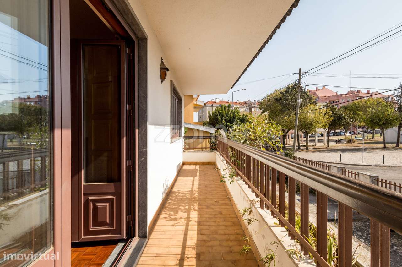 Moradia T4 (espaçosa) em Casais de Mem Martins-14