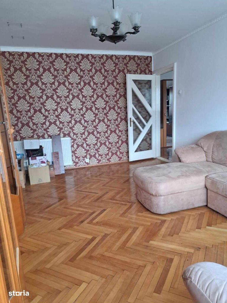 Apartament 3 camere, 68 mp, etaj 4 - zona Bradet