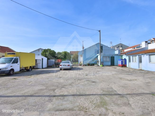 Moradia T3 com anexos inserida em terreno com 1220 m² em São João d...-1