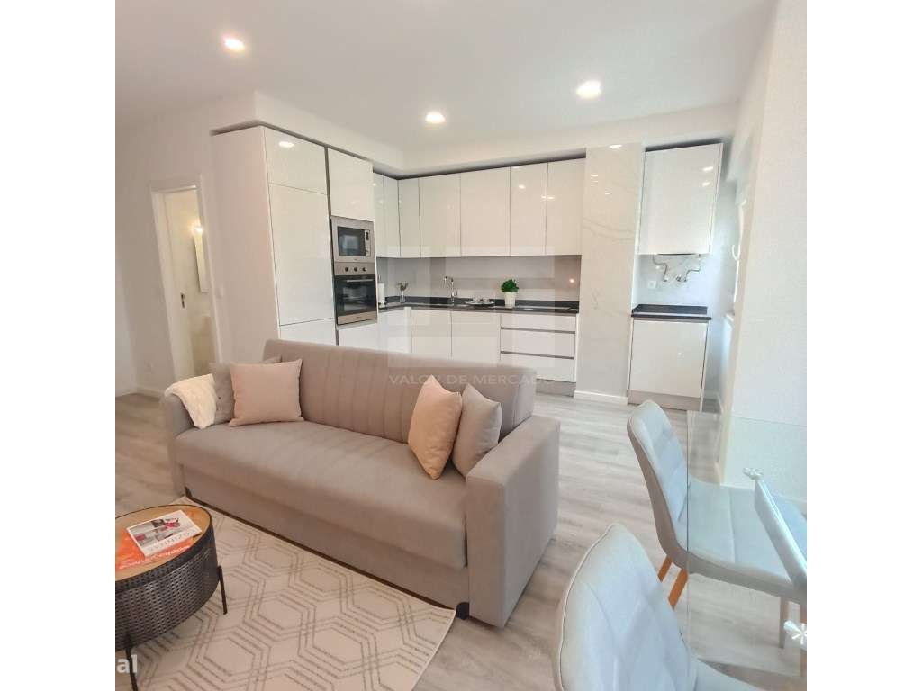 Apartamento t3 à venda na Rua João Ortigão Ramos,-17