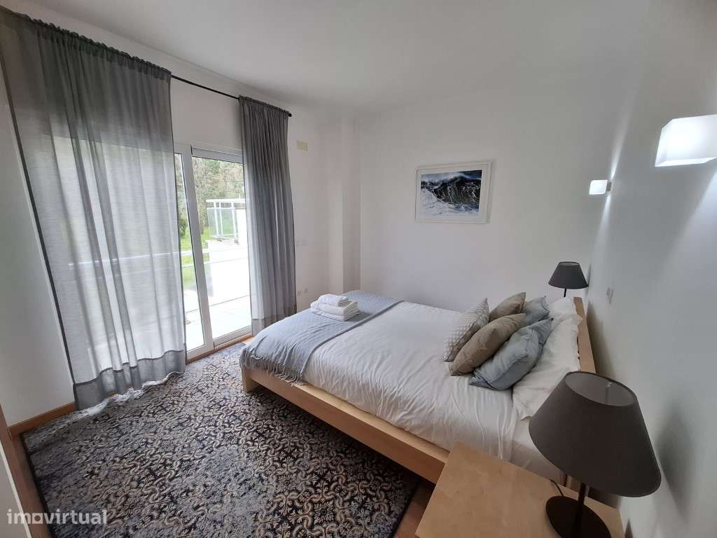 Moradia V2+1 em banda com vista frontal sobre o oceano e as icónica...-13