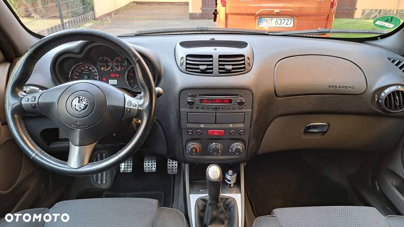 Alfa Romeo 147 1.6 T.S Distinctive - 5