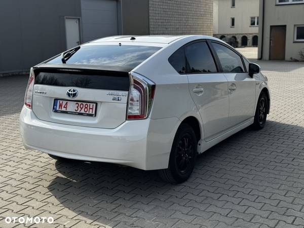 Toyota Prius (Hybrid) Executive - 8