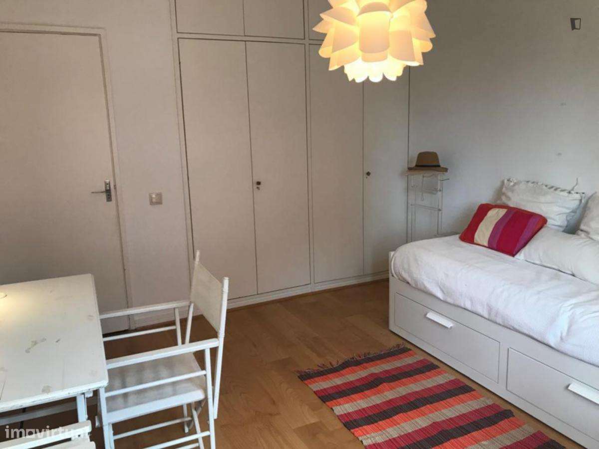 Quarto - localizado em Oeiras Lisbon - Grande imagem: 4/7