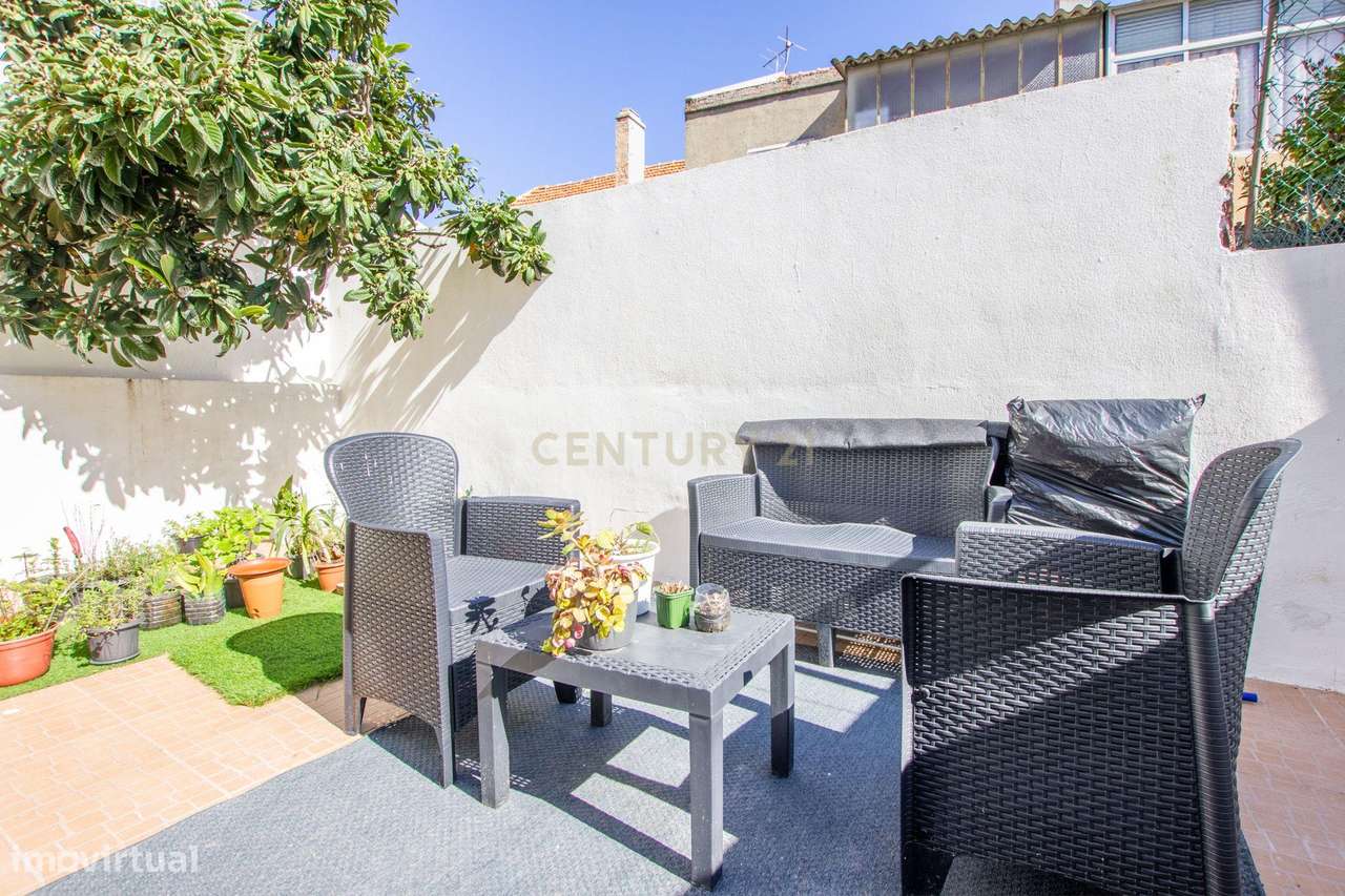 Apartamento renovado com logradouro de aproximadamente 30m2.-1