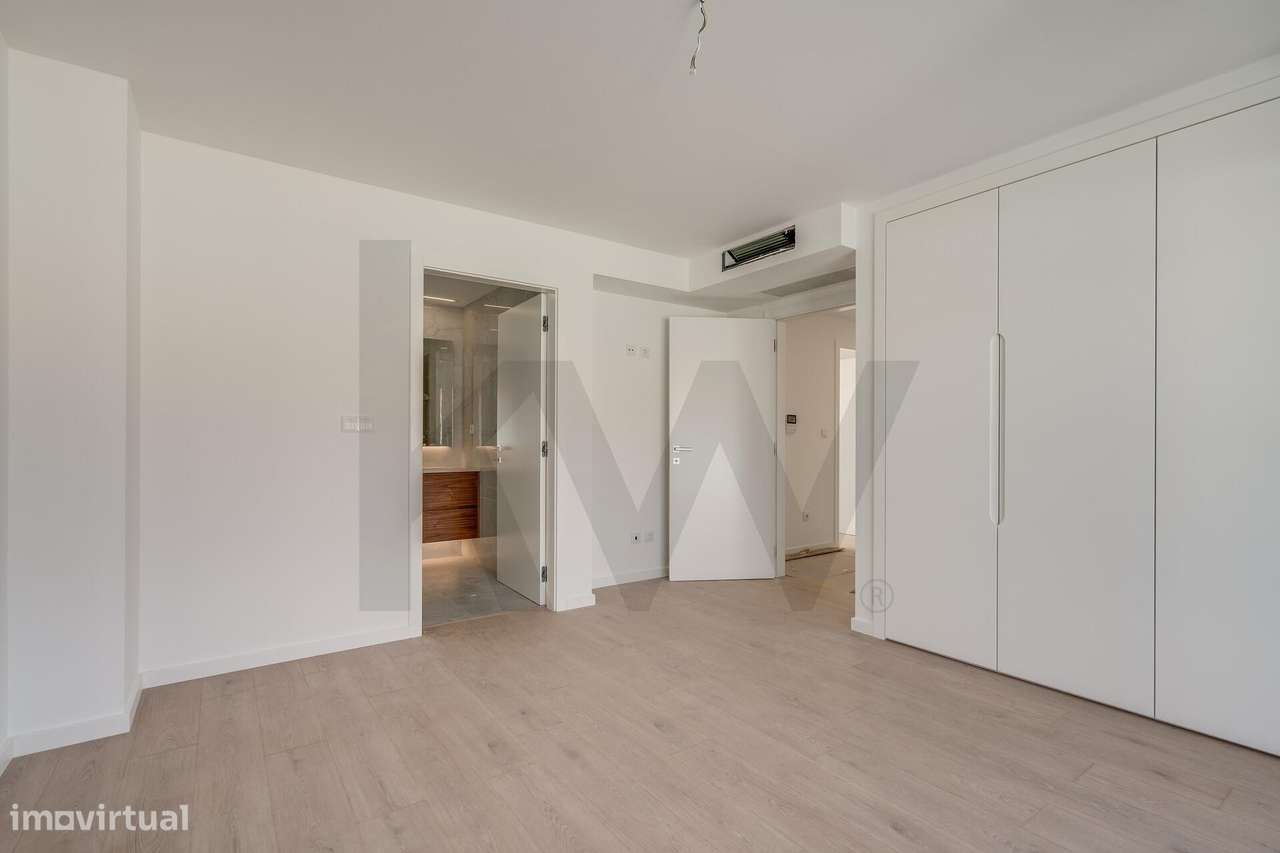 Moradia T4 (+1) em Condomínio Fechado em Cascais com jardim e piscina-32