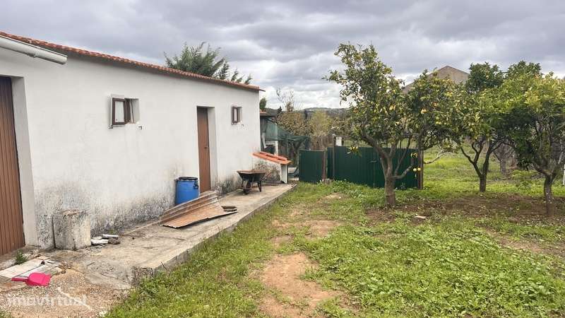 Armazém com Potencial para Moradia no Centro do Cadaval!-6