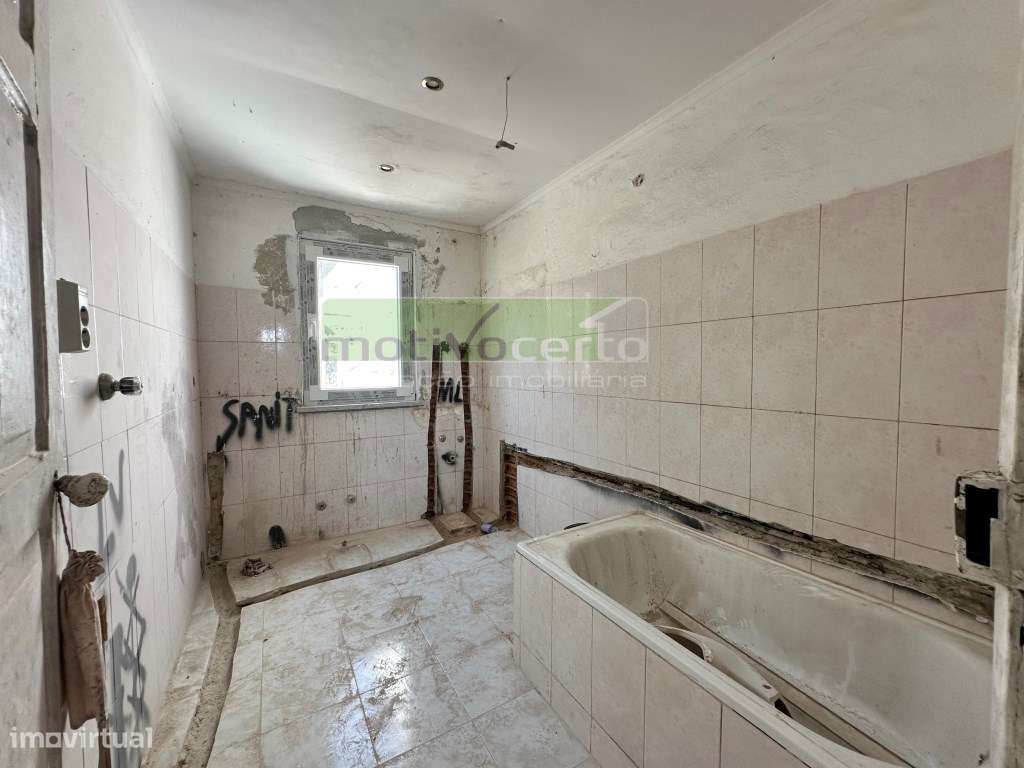 Prédio Devoluto com Grande Potencial de Reabilitação no Bairro da S...-11
