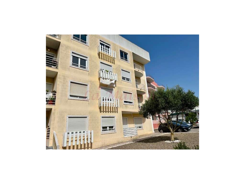 Apartamento T3+1 em Casal de Cambra-43