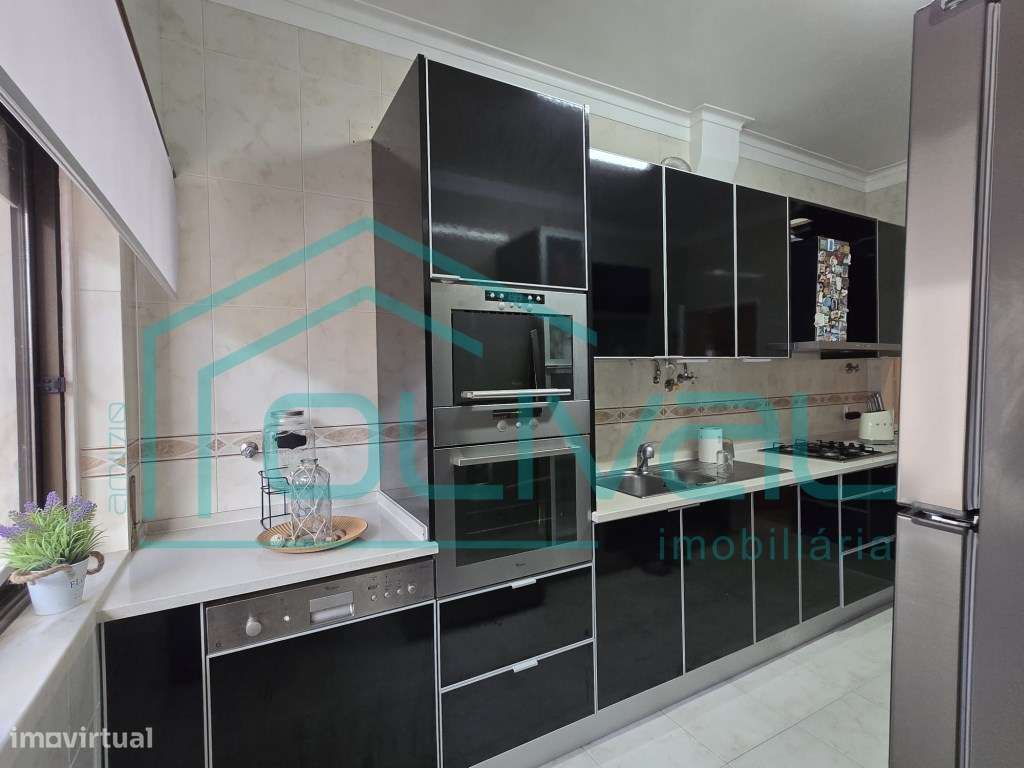 Apartamento T4 com terraço e arrecadação-8