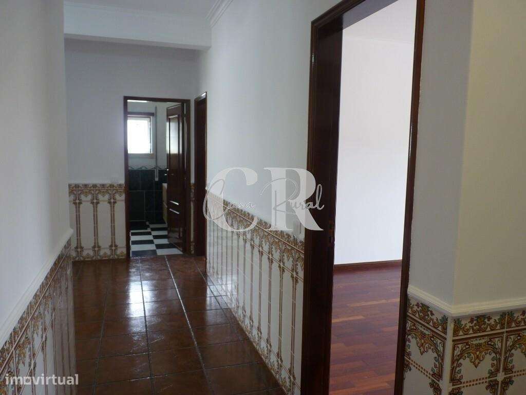 Fantástica moradia T3 com garagem e terreno generoso em Vila Facaia –-25