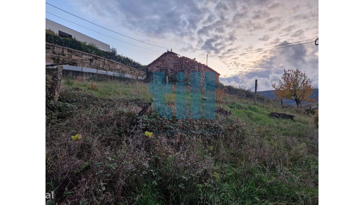 Terreno e ruina Vila Pouca Aguiar