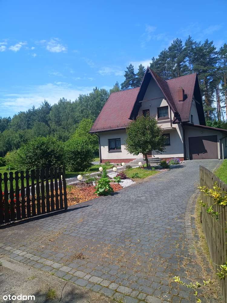 Dom wolnostojący w otoczeniu lasu