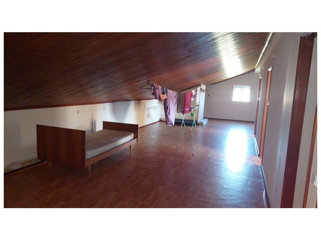 Moradia T3+3 individual no Lameiro - Carvide-32