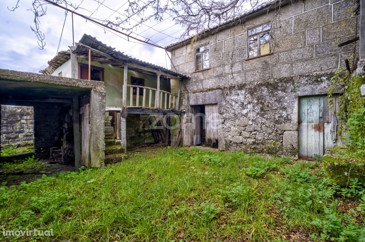 Propriedade Encantadora c\ Casas Rurais e Terreno em Vieira do Minho