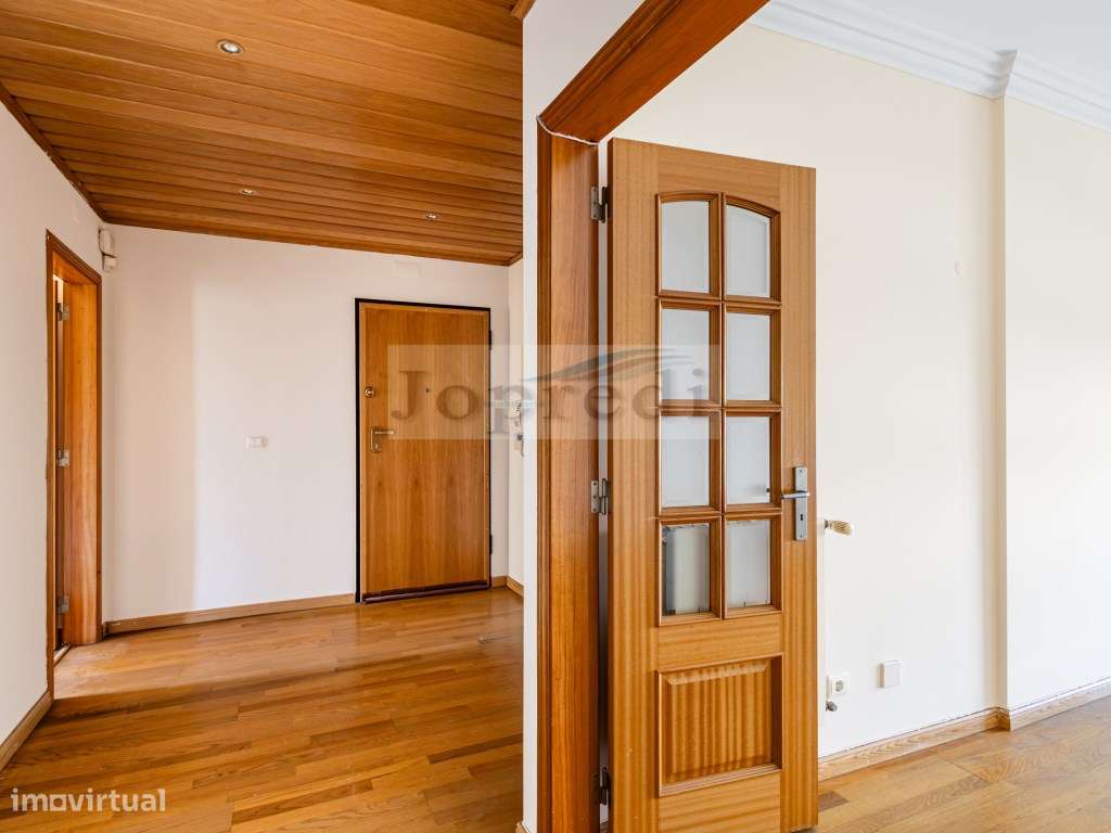 Apartamento T3 com 2 garagens em Box e 1 arrecadação-3