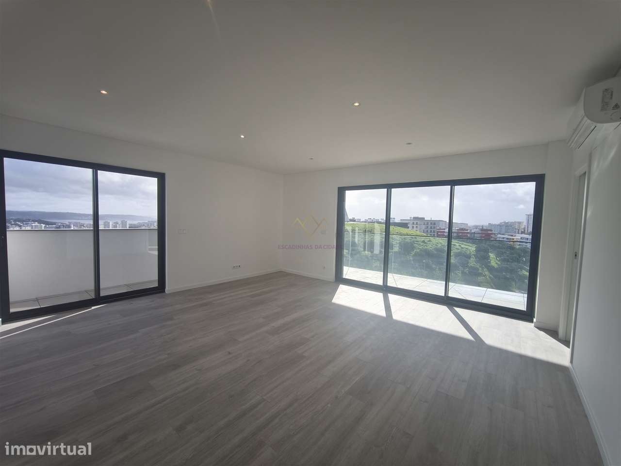 Elegância e Conforto em Carnaxide: T2 com Varandas, 2 Lugares de Garag-5