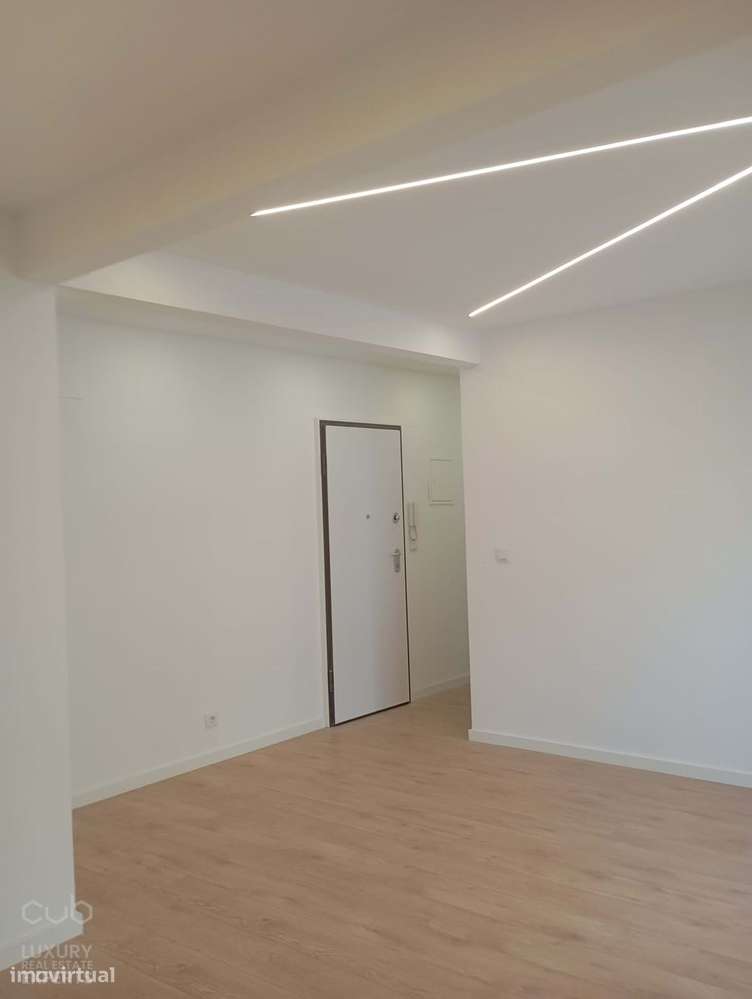 Apartamento T2 Remodelado no Coração de Almada — Elegância, Luz e Cent-3