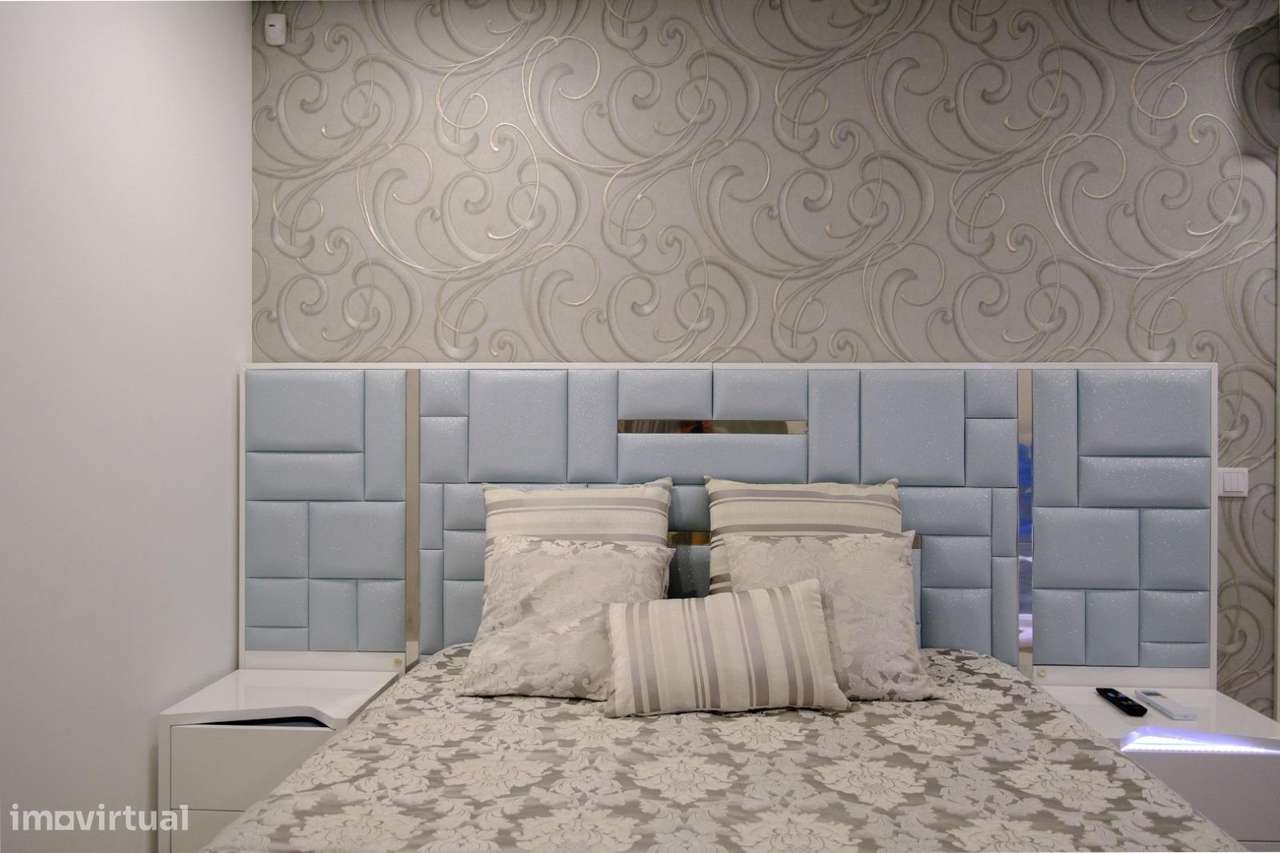 Moradia T4 com Piscina e Jardim na Aroeira, Almada-26