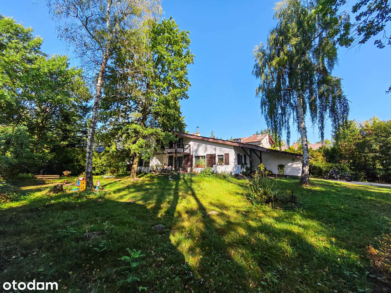 Duża zadrzewiona działka, salon wysoki na 6 metrów!-13