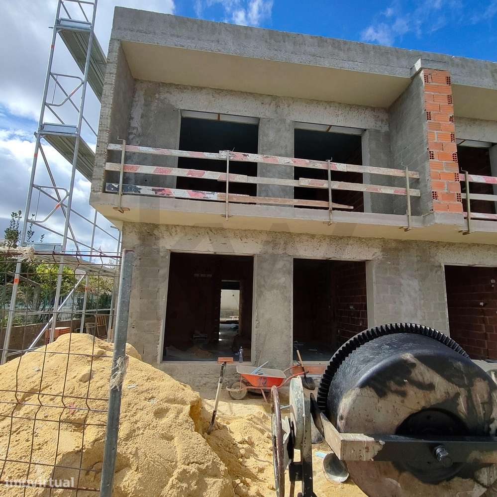 MORADIA GEMINADA T4 COM PISCINA-3