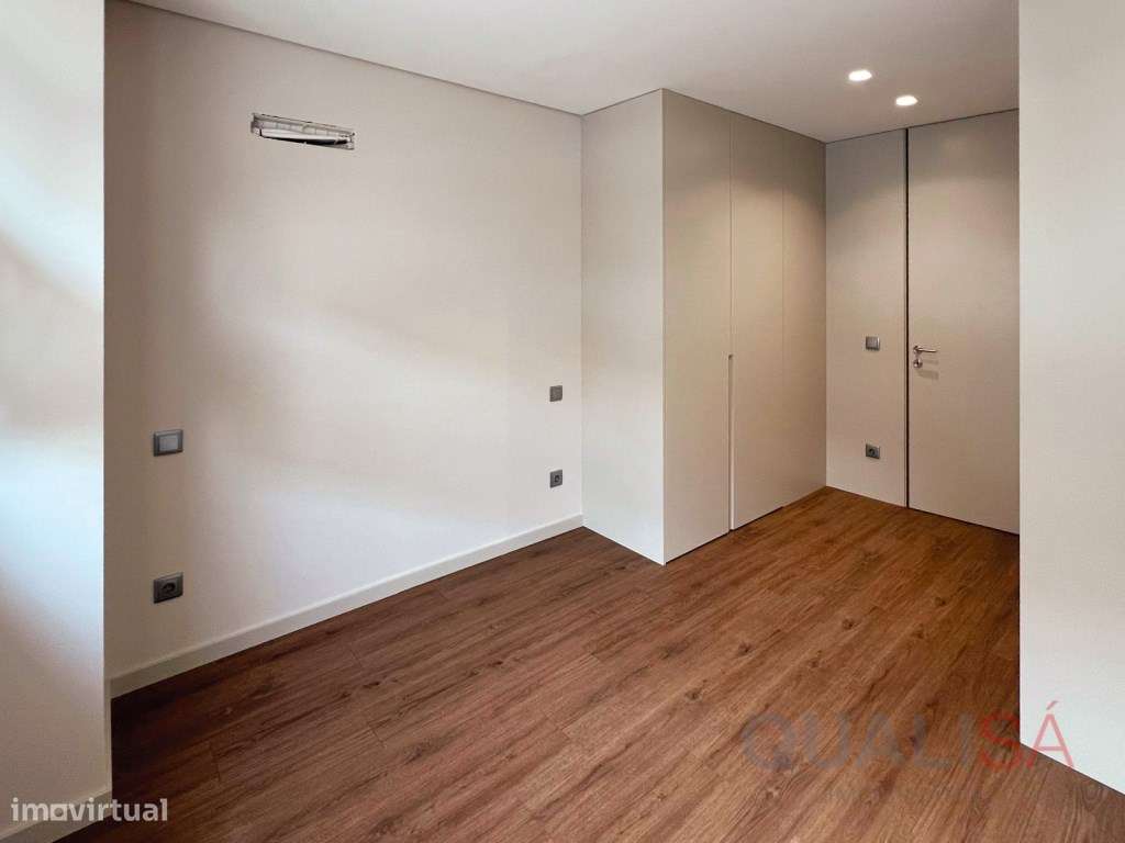 Apartamento T4 novo com logradouro e garagem em S. Vicente no centr...-29