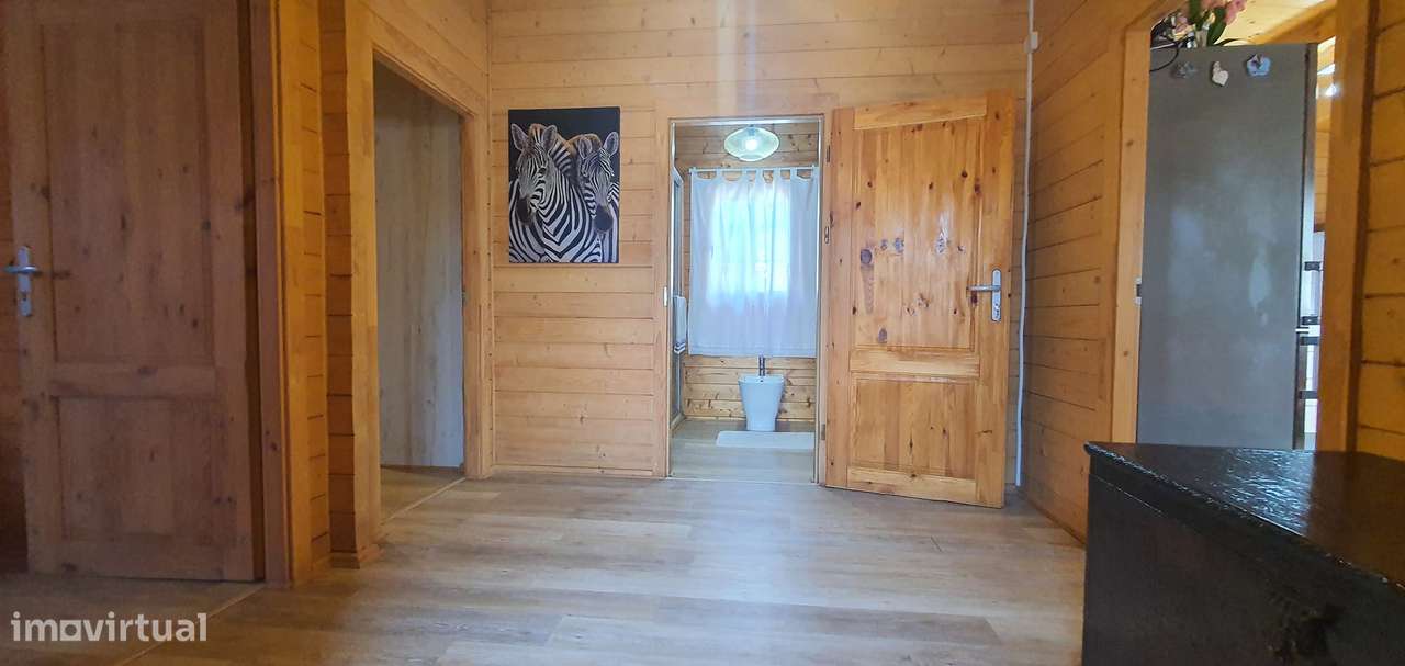 Lindíssima Moradia em Madeira inserida num terreno de 540m2 garagem-18