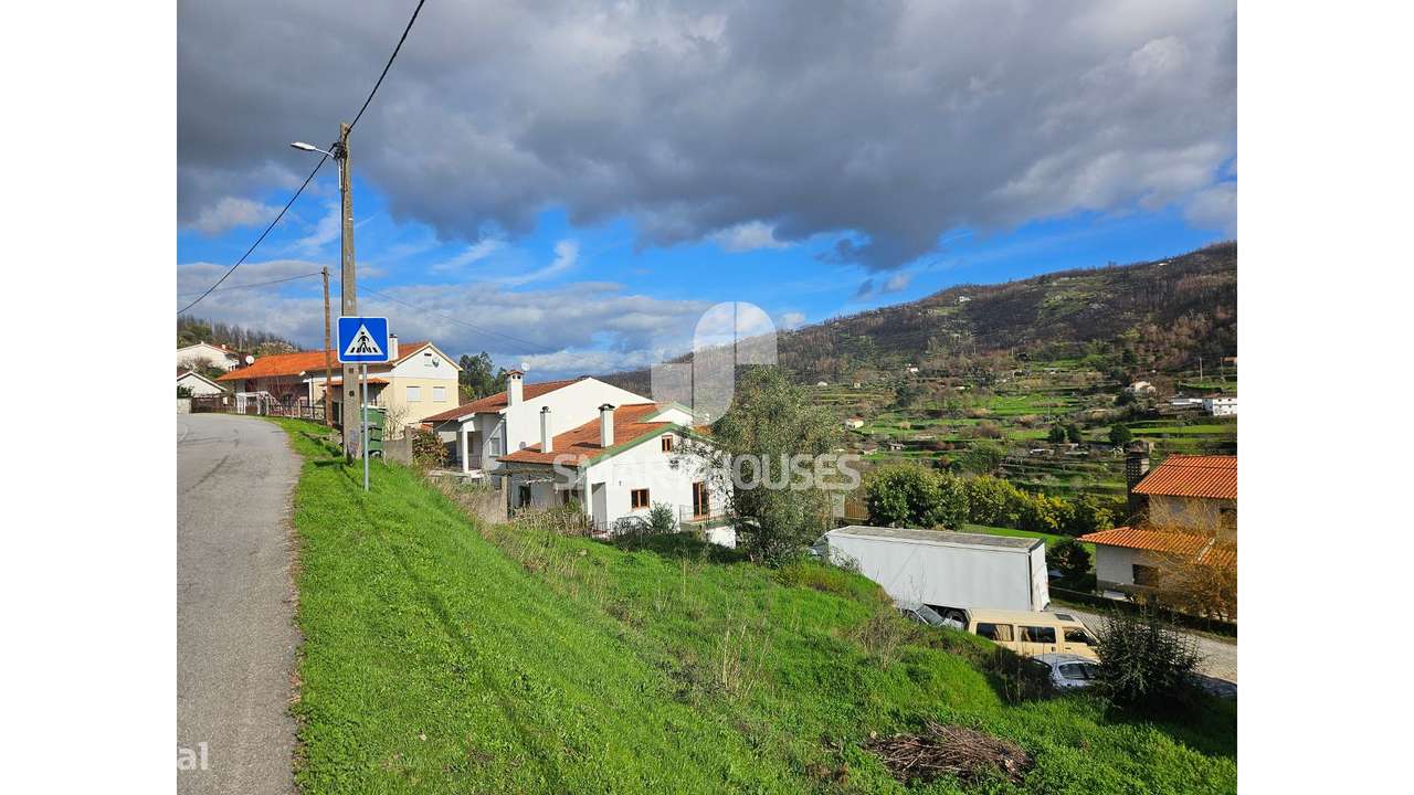 Moradia T3+1 em Avô c/ terreno-39