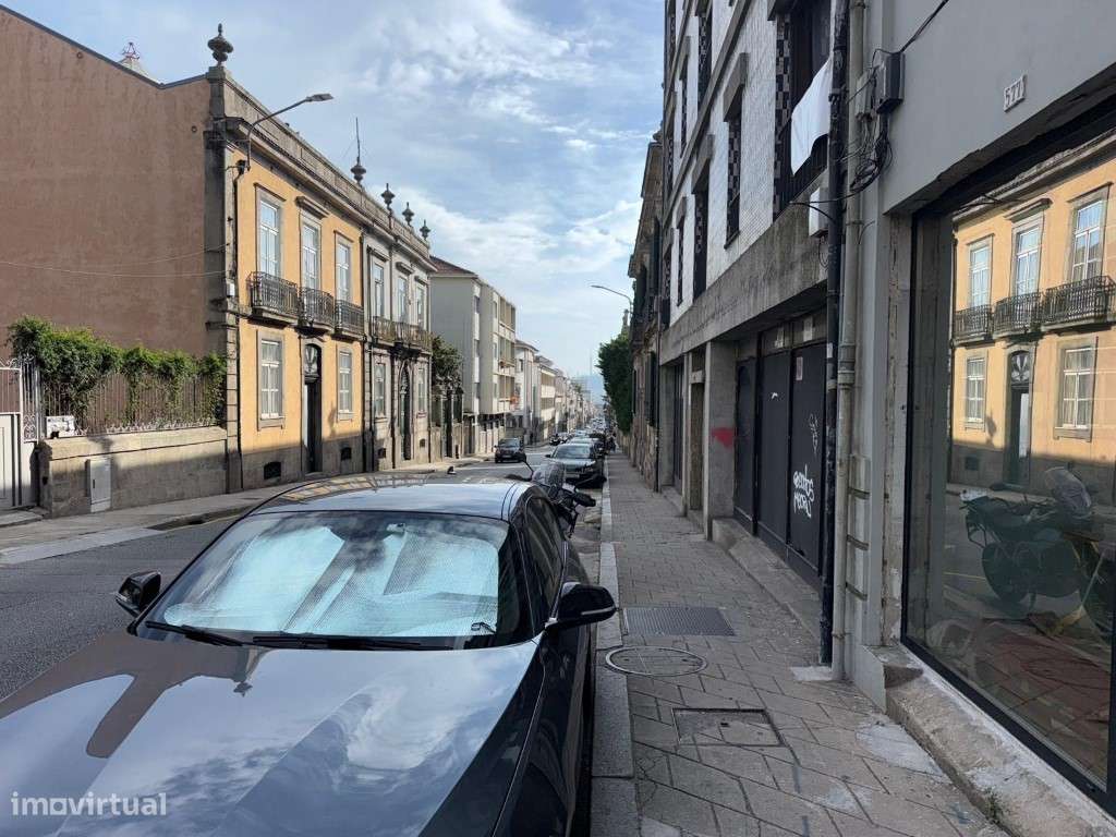 Prédio para recuperar na Rua D. João IV, em pleno centro do Porto-10