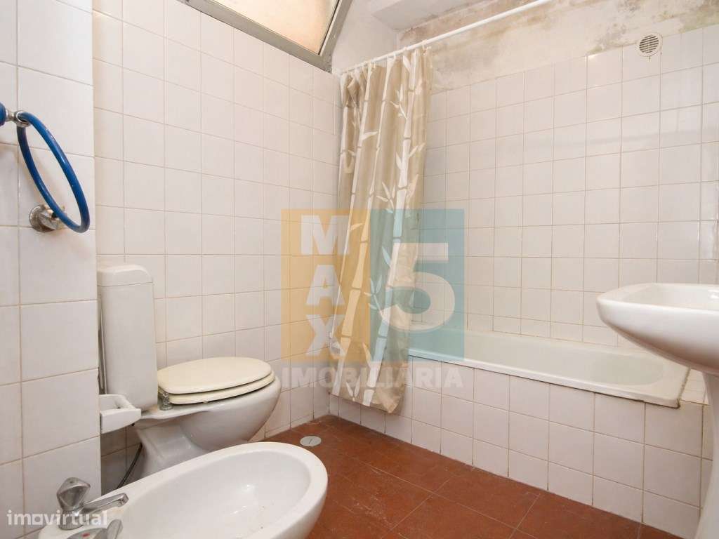 T1 com boa luz natural para remodelação total - Vale da Amoreira-7