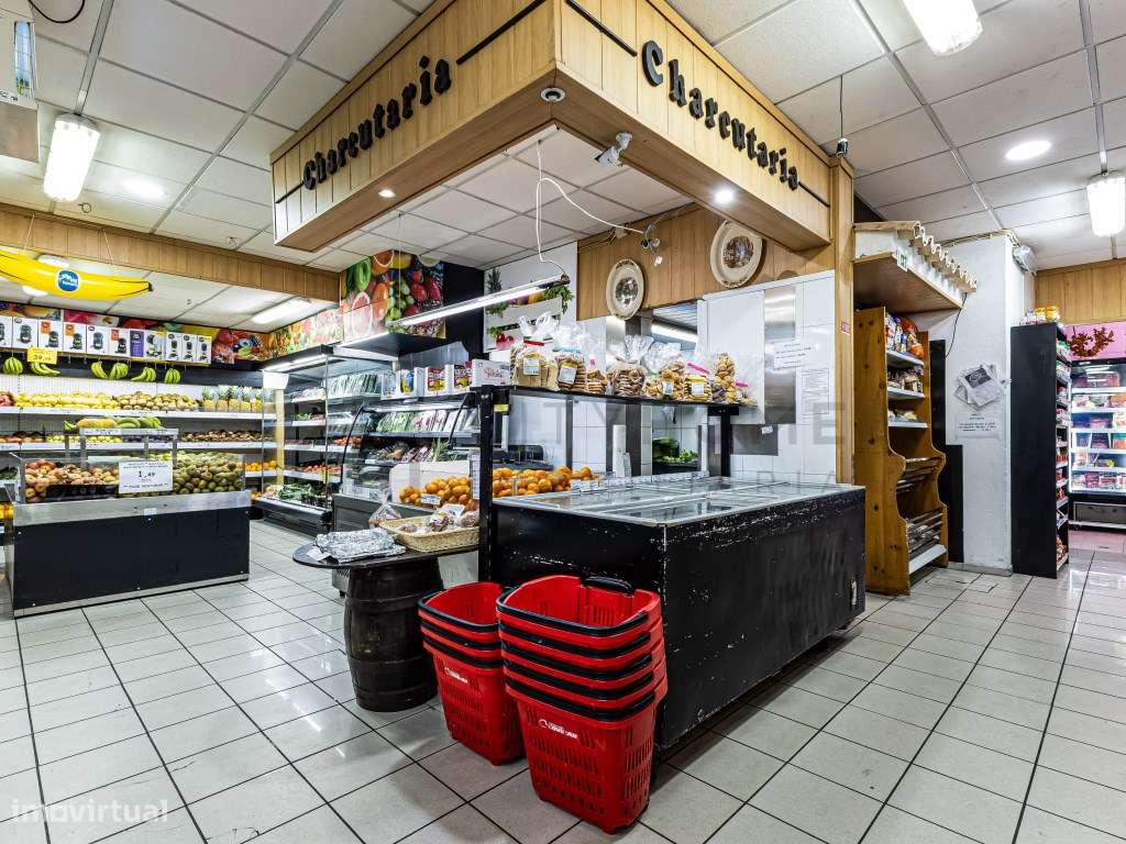 Supermercado em funcionamento no centro de Albufeira-14