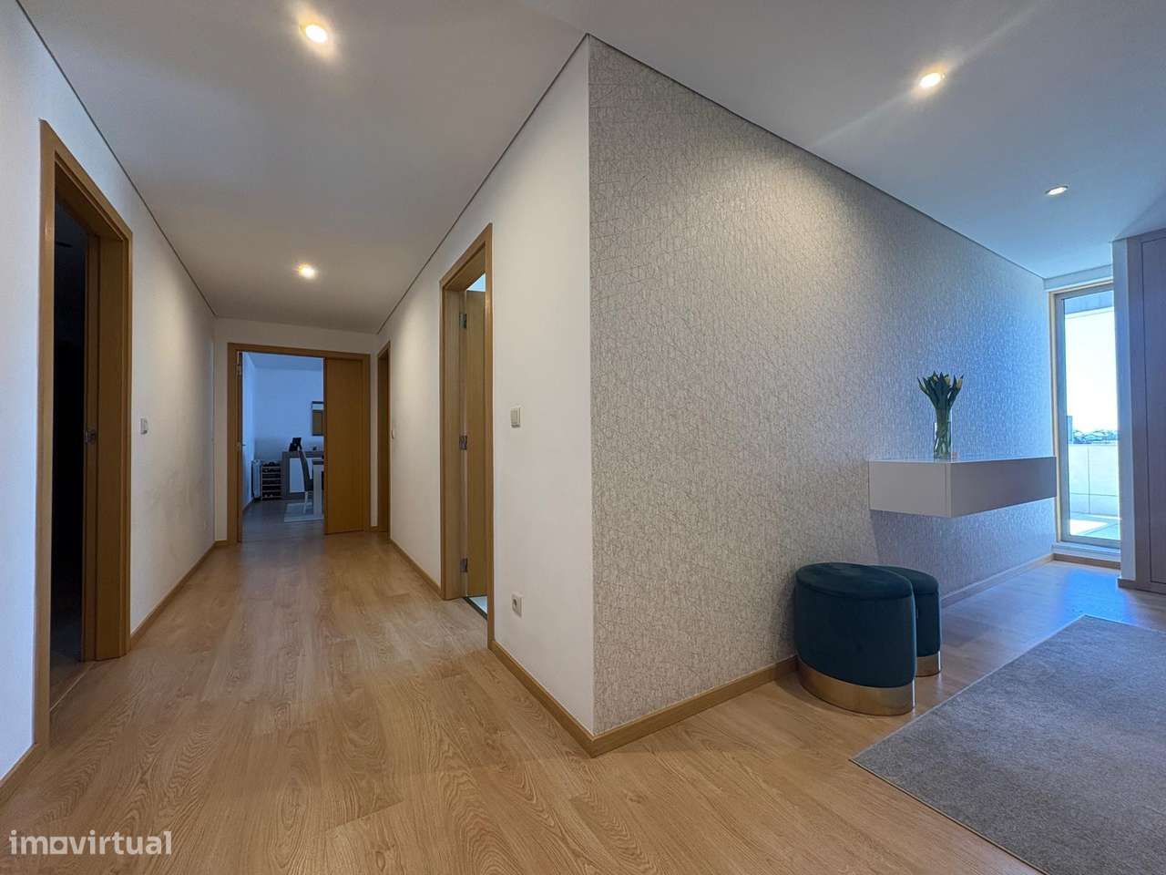 Apartamento T3 (recuado) com 56m2 de terraço, no centro da Trofa-5