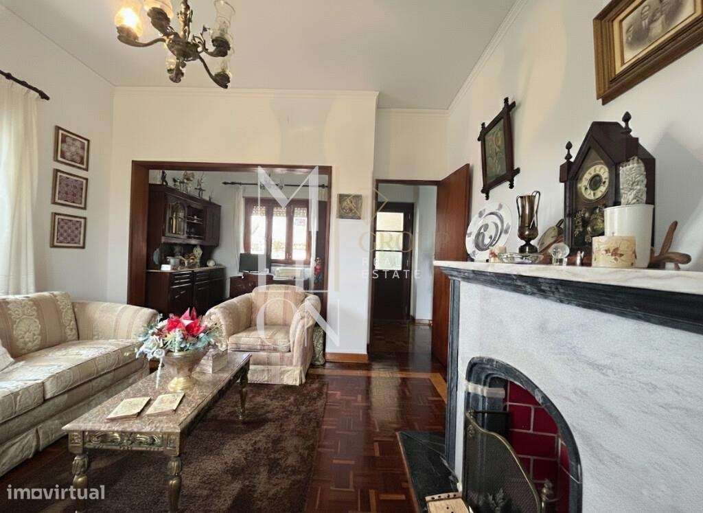 Moradia T8 (transformada em T5), situada em zona tranquila de Almeirim - Grande imagem: 4/23