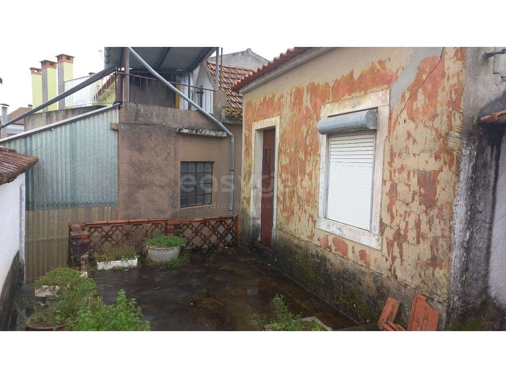 Moradia T2 para remodelar no Centro de Amiais de Baixo.-17