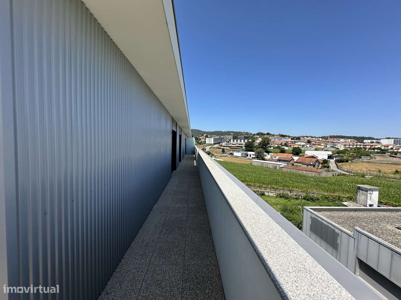 ÚNICO - T3+1 Novo, Último Piso, c/ Varandas e Garagem 3 automóveis-9