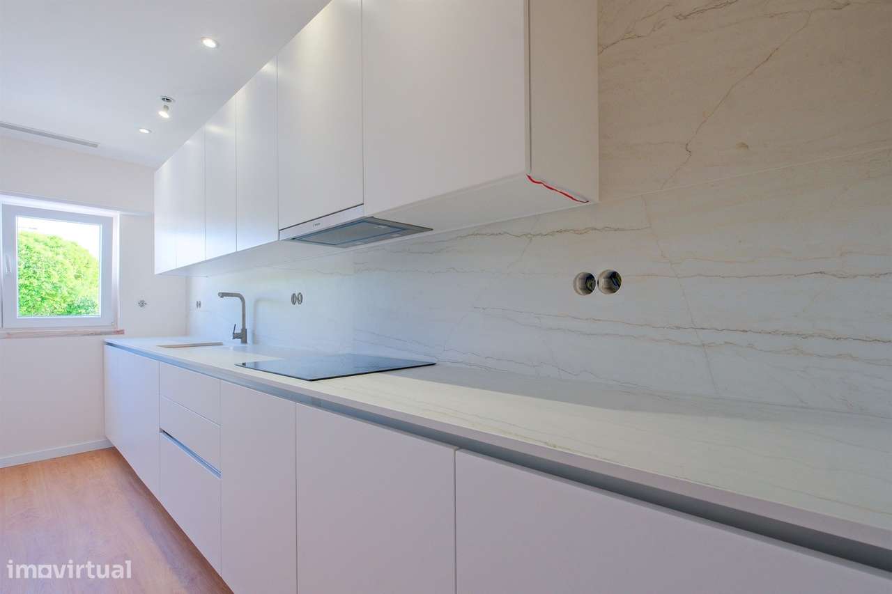 Apartamento T1 com garagem, totalmente remodelado, em condomínio com p-7