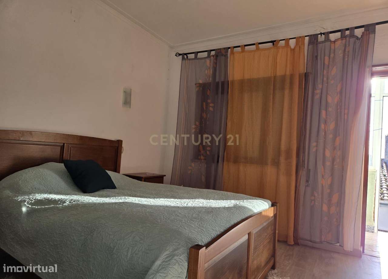 Moradia T4 pronta a habitar no centro de Alcains-10