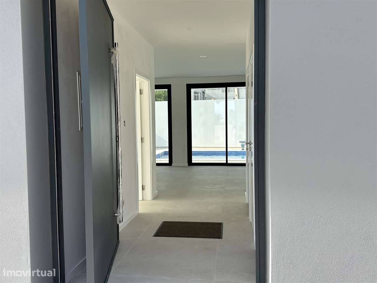 Moradia Unifamiliar de Luxo com Piscina e Jardim-4