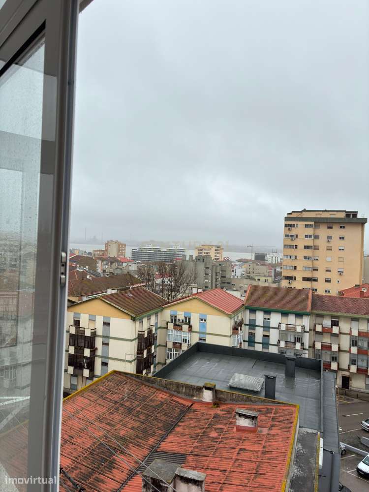 Apartamento Renovado com Vista Rio em Barreiro - Grande imagem: 3/16
