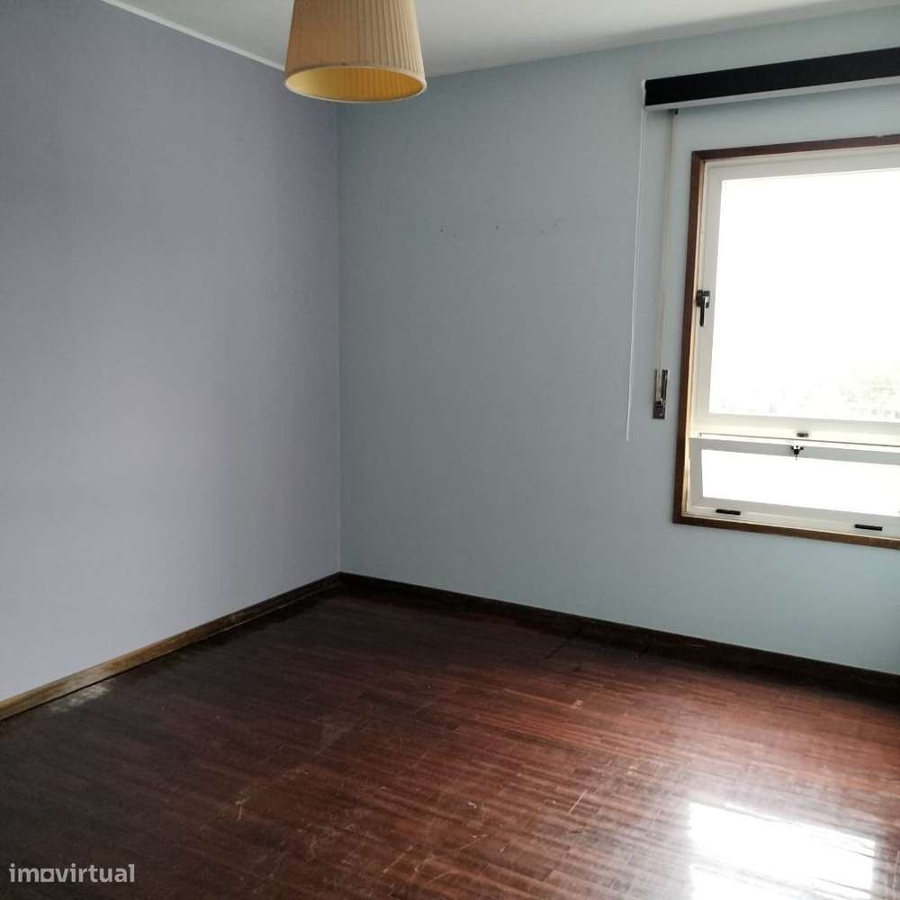 Apartamento T2 com lugar garagem e arrumo, remodelação incluída-6