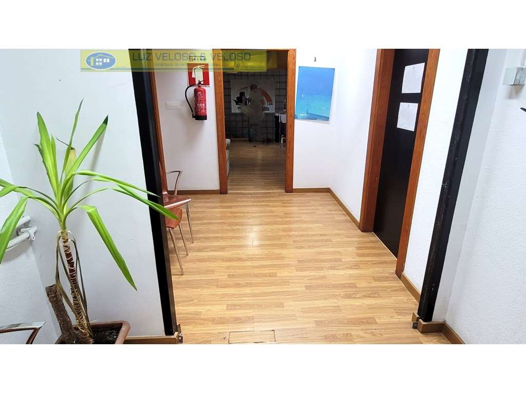 Armazém de 3 pisos, 3 entradas, 1118 m2, nas Olaias, Lisboa-13