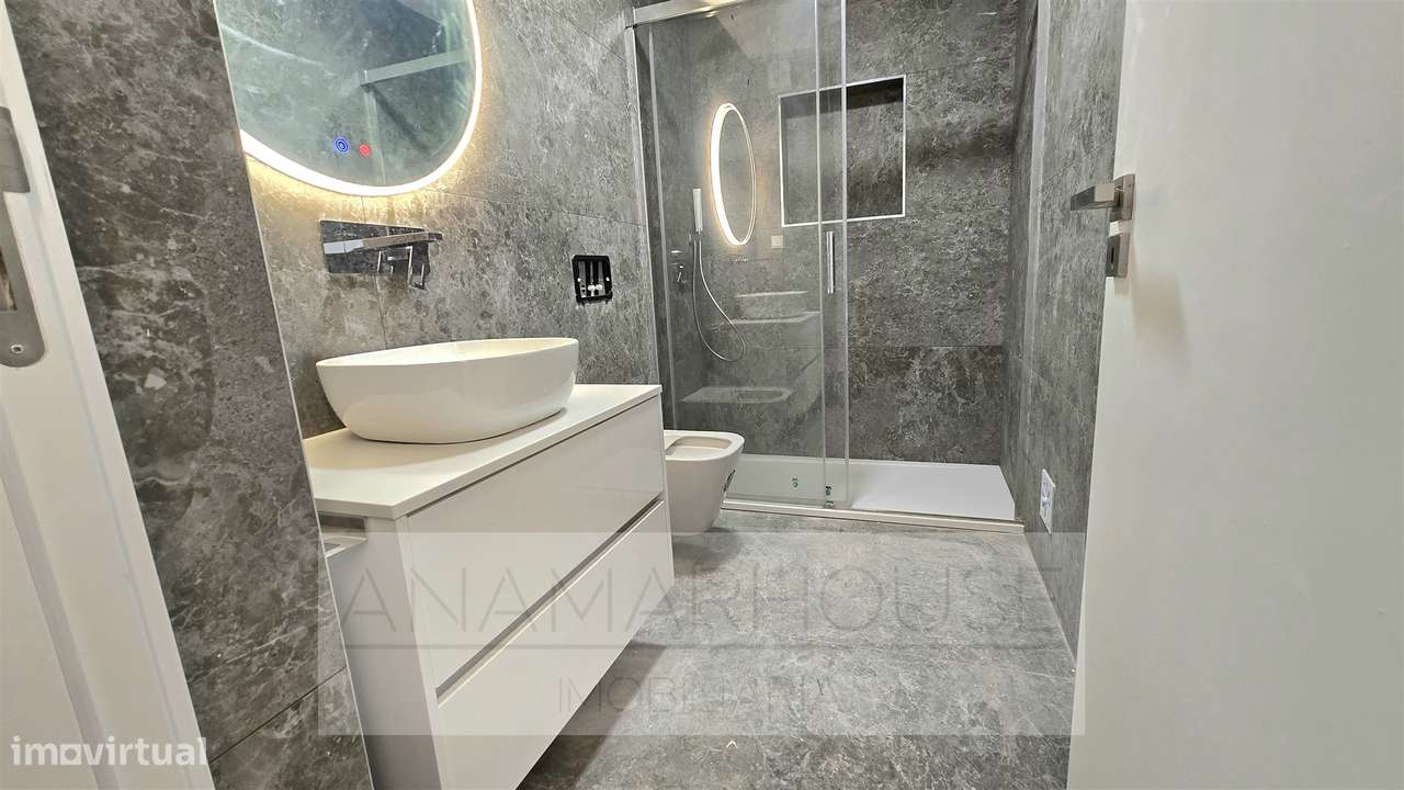 T2 Remodelado com varanda na Mina de Água, Amadora-16