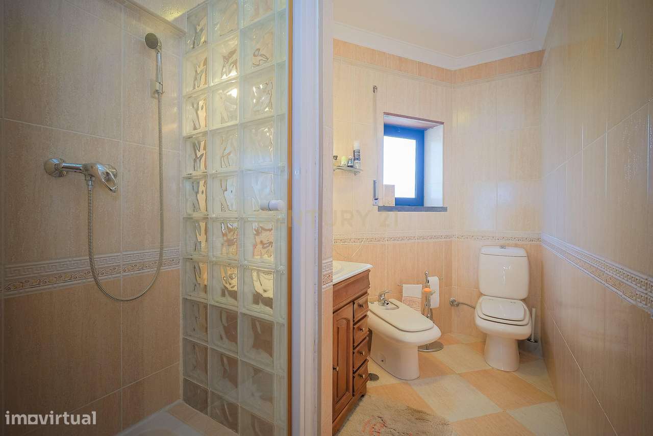 Moradia T5 em Carcavelos — Espaço, Conforto e Localização Privilegiada-24